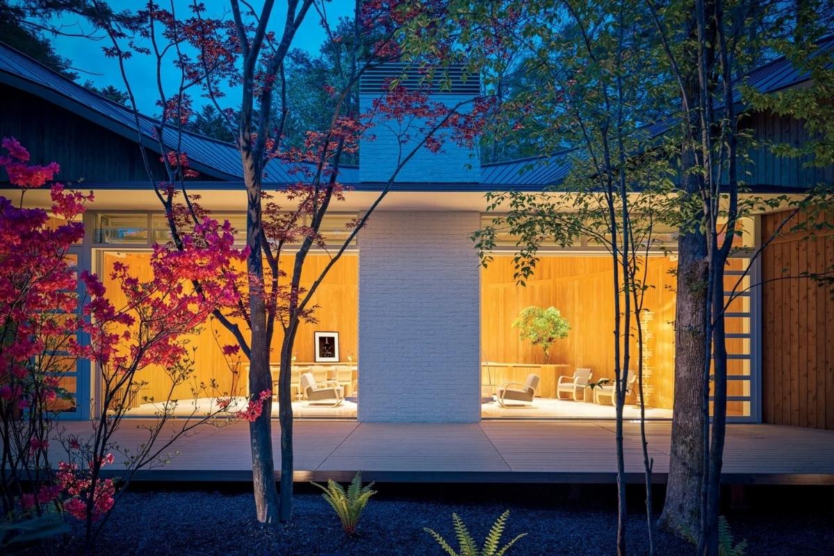 An exterior view of the guest lounge in Shishi-Iwa House No. 1 at twilight. Photography by Jonathan Leijonhufvud.