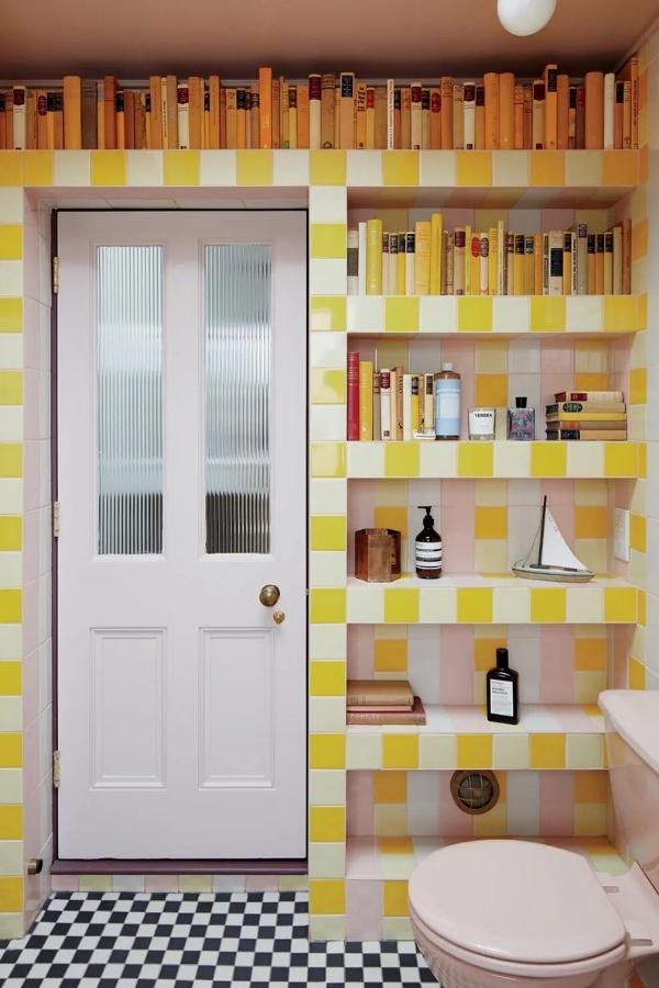 In the children’s bathroom, tiles in sugary hues complement a 1960s-era pink toilet. Photography by David Fernández.