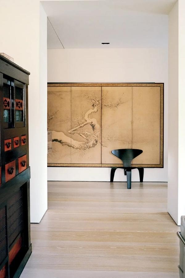In the entrance of the architect and designer Piero Lissoni’s Milan apartment, a PK0 chair by Poul Kjaerholm and a late 19th-century Japanese rice paper and fabric screen. Photography by Martina Giammaria.
