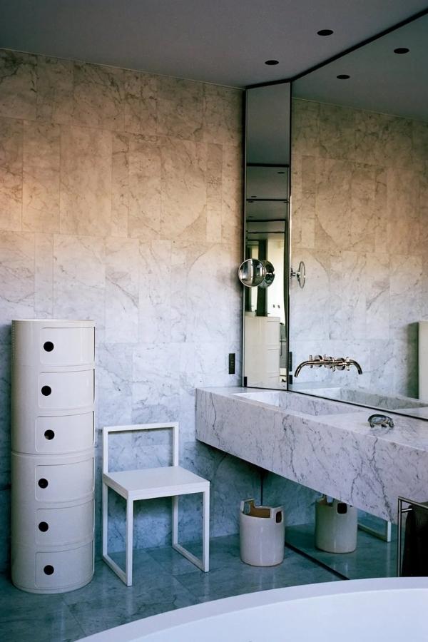 In the bathroom, a Componibili Classic modular storage unit by Anna Castelli Ferrieri for Kartell, a Fronzoni ’64 chair by A. G. Fronzoni for Cappellini, a custom-made sink by Salvatori and a Po bathtub by Claudio Silvestrin for Boffi. Photography by Martina Giammaria.